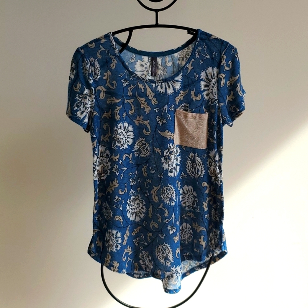 Massini * Flower print t shirt, contrast front pocket, burnout
